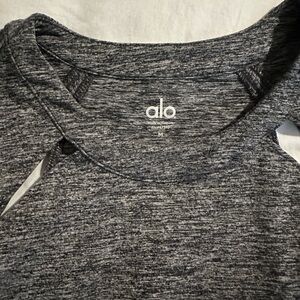 Alo Yoga Mantra Long Sleeve Thumbs Up Charcoal Heather Women's Size M, cutout